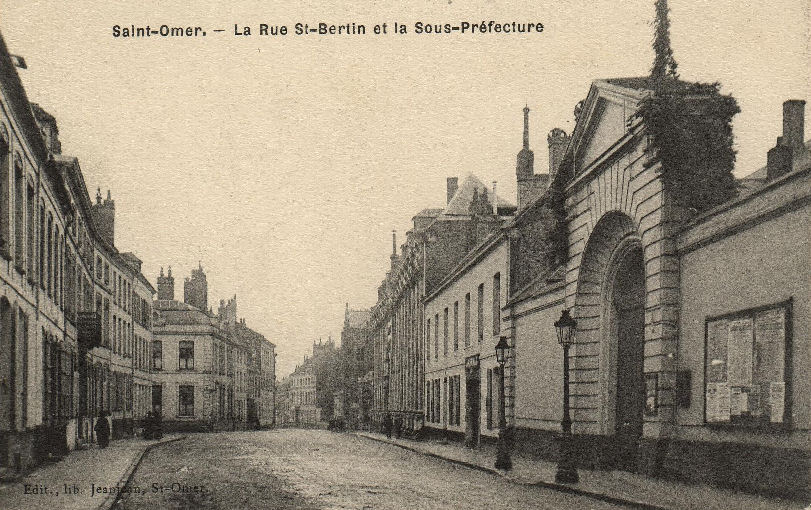 Sur la droite on peut voir la sous préfecture qui est installée depuis 1808 dans l'hôtel particulier de la famille de Lens, seigneurs de Blendecques.